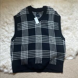 Abercrombie & Fitch Black and White V-Neck Sweater